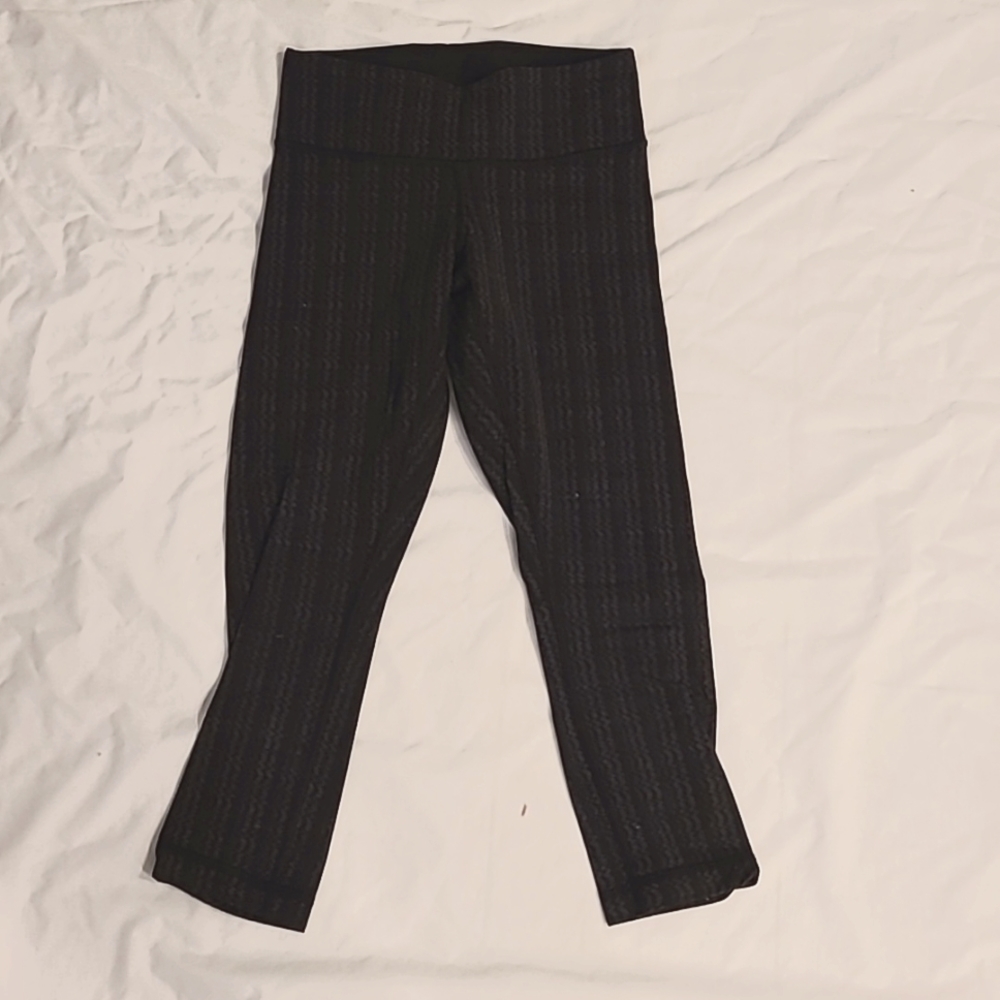 Lululemon black and grey print capris